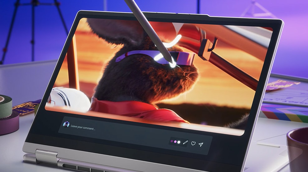 處於站立模式的 Yoga 二合一電腦,螢幕上顯示著一幅特寫圖畫——一隻兔子坐在汽車方向盤後方。