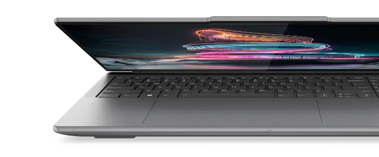 稍微打開的 Lenovo Yoga Pro 9i Gen 9 (16 吋 Intel) 的正面視圖