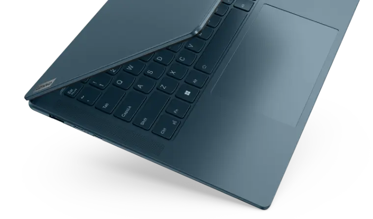 部分打開的 Lenovo Yoga Pro 7i Gen 9 (14 吋 Intel) 的左上角視圖